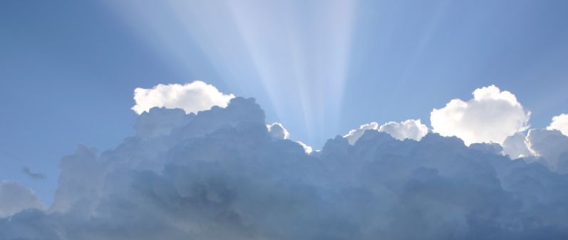 14岁男生在学校性格活泼，回到家却不愿说话，怎么办？